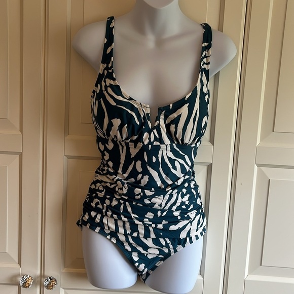 Anne Cole
JUNGLE
FEVER Printed
V-Wire
Ruched One-Piece
Swimsuit
Size 10 - Picture 5 of 15